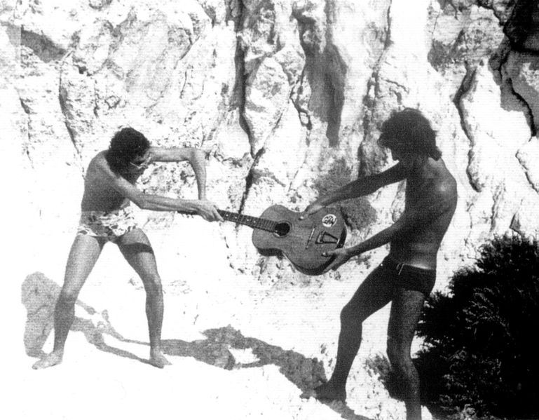 File:Martin Attard fighting for guitar at Xlendi.jpg